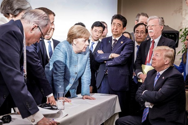 ¿Qué ocurrió en realidad? Trump da su versión de la icónica foto con Angela Merkel