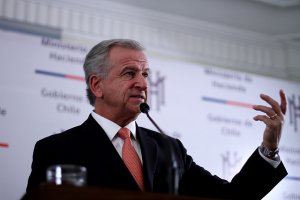 Ministro Larraín valora alza en expectativas de crecimiento del mercado pero mantiene la cautela