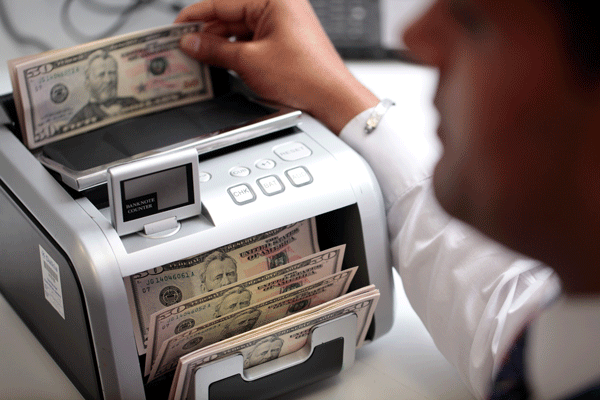 Dólar anota fuerte alza a la espera de la Fed