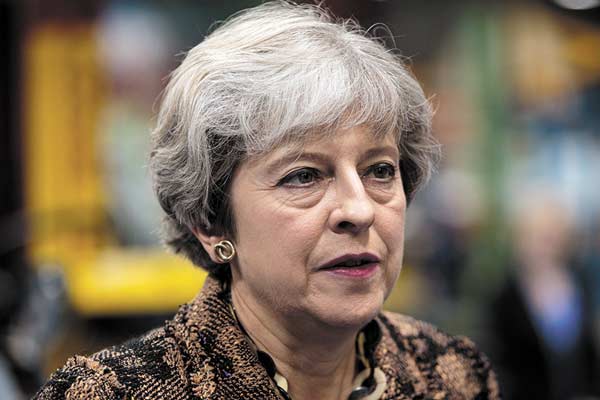 May logra mantener vivo su plan para el Brexit