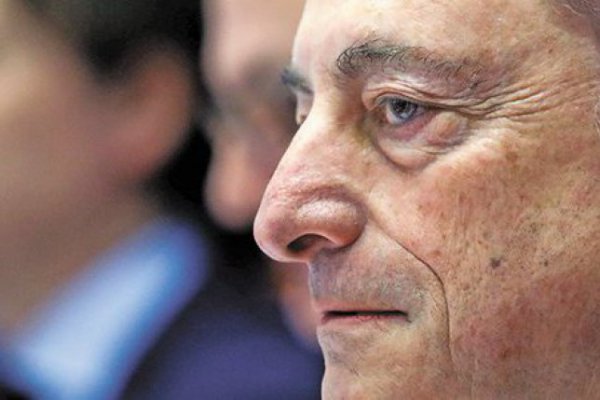 Draghi descarta crear mecanismo para dejar el euro y asegura que la moneda es "irreversible"