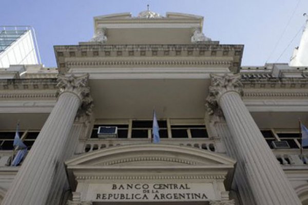 Macri remueve al presidente del banco central de Argentina tras jornada negra para el peso