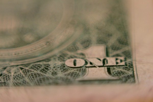 Dólar cierra con fuerte alza en medio de avalancha de anuncios de bancos centrales y el IPOM