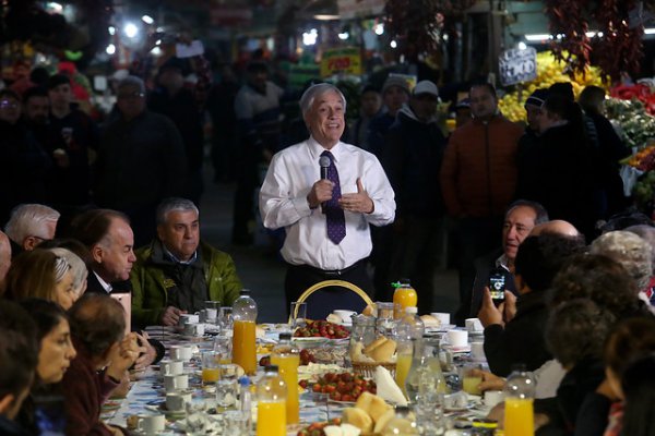El presidente Sebastián Piñera, acompañado de ministros de Agricultura y Desarrollo Social, celebró el Día del Padre con un desayuno junto a trabajadores de la Vega Central (Agencia Uno)