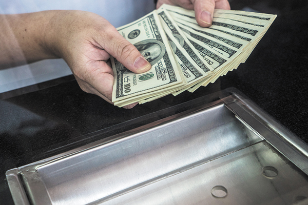 Dólar cierra con fuerte avance y se ubica en su mayor nivel del año