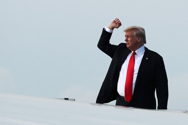 Trump ataca a Alemania por inmigración en medio de críticas a su política doméstica