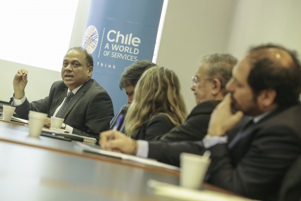 Hacienda recibe a Avinash Vashistha, experto en tendencias de exportación de servicios