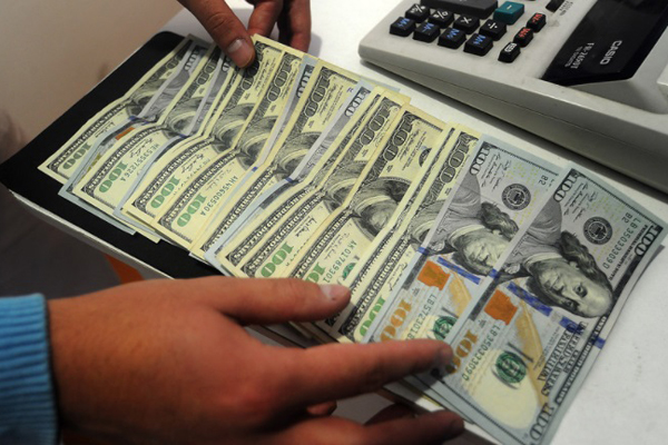 Dólar sube por temores a guerra comercial y debilidad del cobre