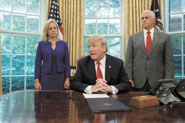 Trump cede a la presión y frena separación de familias en la frontera de EEUU