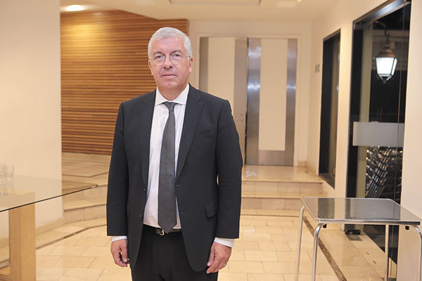 División en gremio de empresas de celulares luego que el gobierno congelara concesiones para 5G