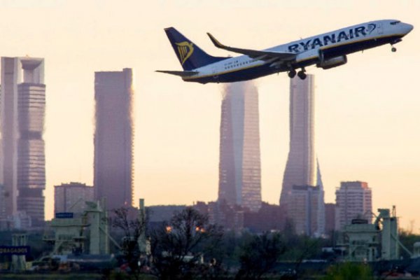 IAG y Ryanair alertan de un caos aéreo en temporada alta europea