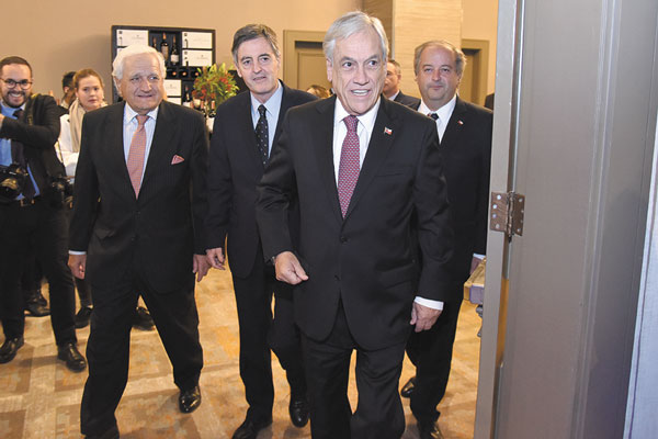 Junto al presidente Piñera, el ministro participó en el 6° Encuentro Nacional del Comercio (Fotografía de Patricio Valenzuela)