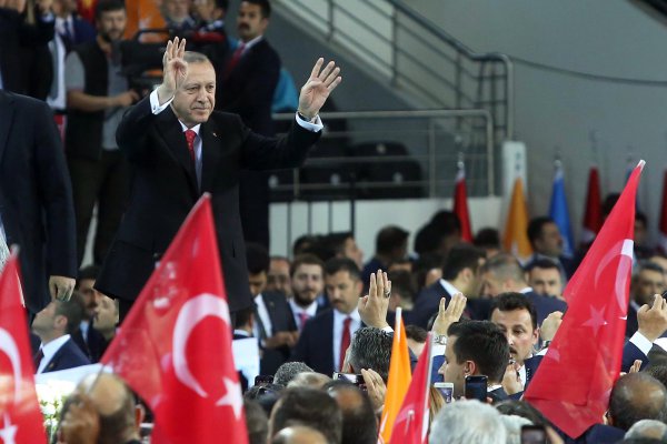 Turquía enfrenta inciertas elecciones el domingo y Erdogan busca consolidar su poder