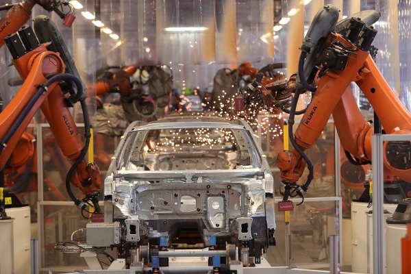 <p>Trump amenaza con imponer arancel de 20% a los autos europeos</p>