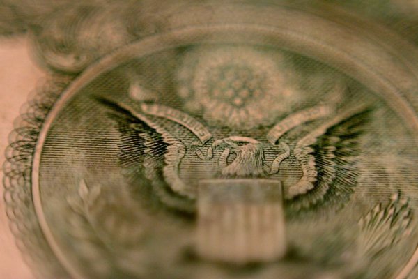 Dólar cae en Chile y el mundo en medio de creciente incertidumbre global