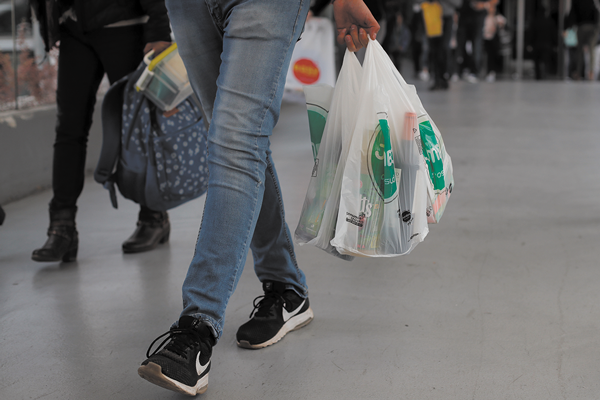 Bolsas Plásticas: Prohibición de “negocio lícito por impopularidad” abre disputa constitucional