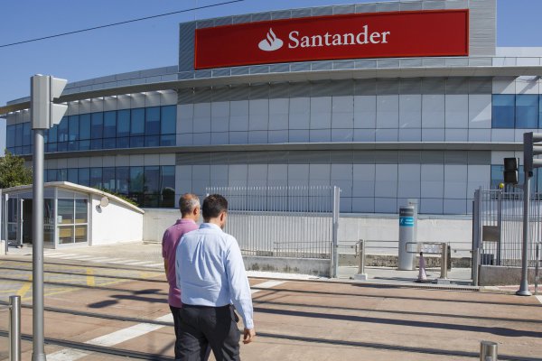 Santander acuerda con sindicatos en España abrir 1.000 sucursales por las tardes