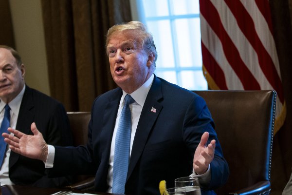 Trump dice que pedirá al Congreso más fondos para el muro con México