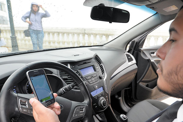 Contraloría raya cancha a trabajadores públicos: no se reembolsará Uber ni Cabify