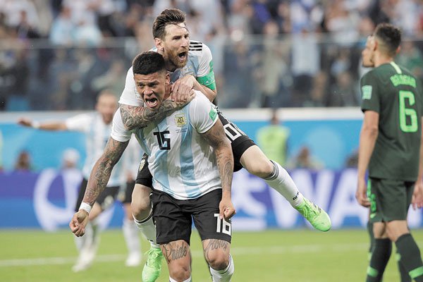 Argentina logra la hazaña: derrota a Nigeria y pasa a octavos