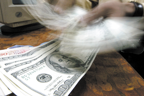 Dólar alcanza un nuevo máximo del año