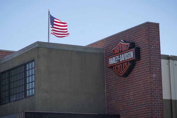 ¿Por qué los trabajadores de Harley-Davidson siguen apoyando a Trump pese a posibles despidos?