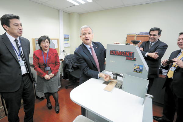 Hacienda se hace eco de anhelo de privados: bajaría impuestos solo si mejora situación fiscal