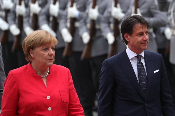 <p>La UE logra acuerdo para endurecer su política migratoria y Merkel salva su gobierno</p>