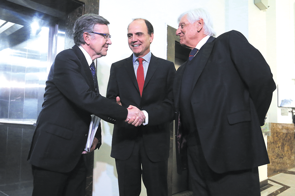 Monckeberg presenta proyecto final para terreno que dividía a Lavín y Torrealba