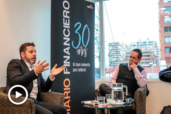 Los columnistas de Diario Financiero junto a Joe Black