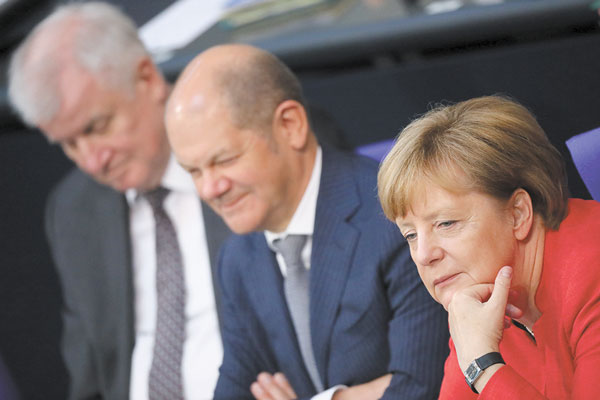 Merkel enfrenta duras críticas en su coalición por plan de control de migración