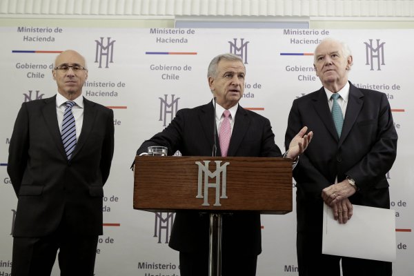 Hacienda anuncia compromiso de la banca a no discriminar por edad