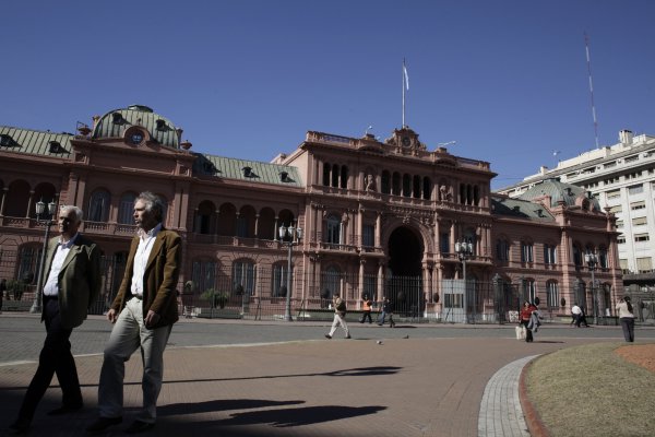 Gobierno de Argentina reconoce que inflación se acercará a 30%, duplicando su meta para este año