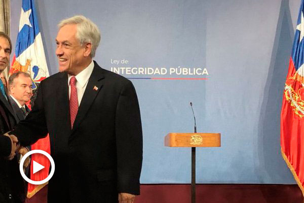 Piñera eleva a un año inhabilidad para pasar del servicio público al privado