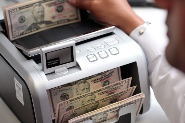 El dólar baja a nivel mundial, pero en Chile anota un nuevo máximo anual