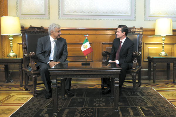 Los dispares traspasos del poder en América: de cinco meses en México a pocos días en Argentina