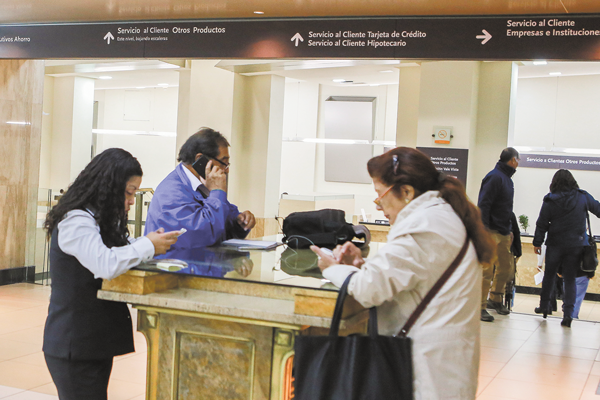 Brechas entre hombres y mujeres para acceder a créditos bajan en 30% desde 2014