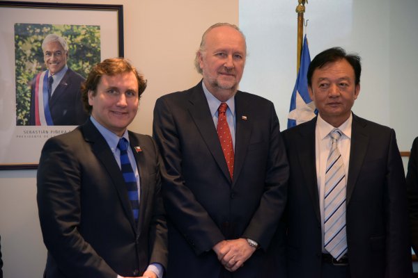 Ministro Prokurica valora ingreso de inversionistas chinos al proyecto Mariposa en Atacama que generará 800 empleos