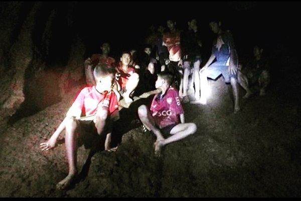 Rescate en Tailandia: ya van 8 niños que salen de la cueva