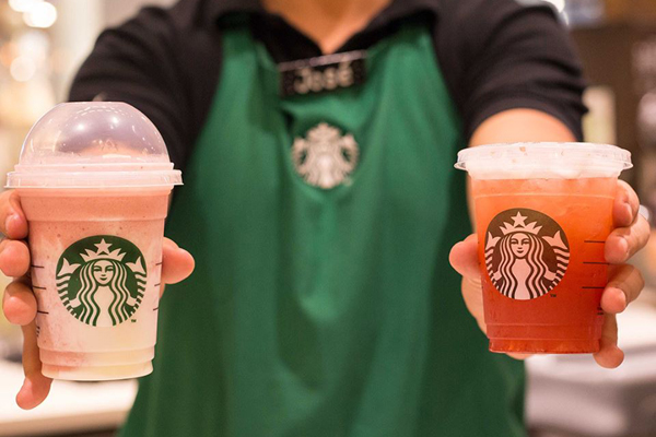 Starbucks eliminará uso de bombillas de plástico