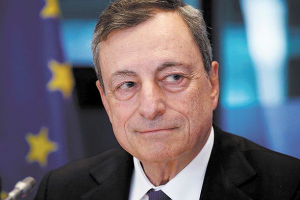 Draghi advierte que riesgos globales son “más prominentes”