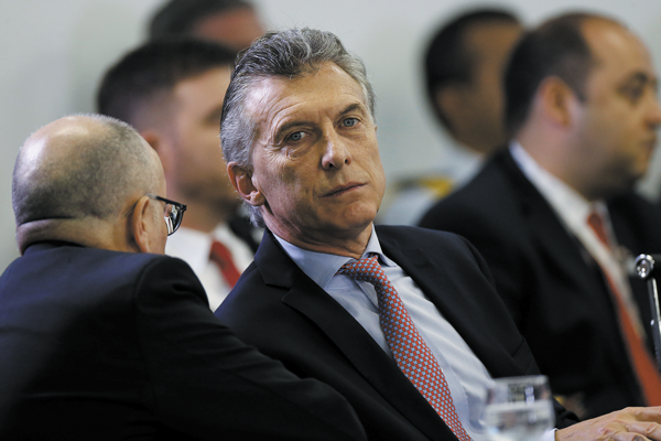 Macri congela contratación pública en millonario plan de recorte de gastos