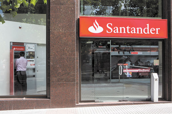 Santander despliega medidas en ciberseguridad: mejoras en cajeros y tarjetas con chip
