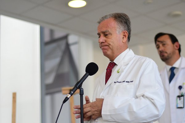 Ministerio de Salud responde a acusación de conflicto de interés contra ministro Santelices por compra de acciones