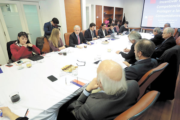 Hacienda y economistas miran medidas para proteger a los consumidores