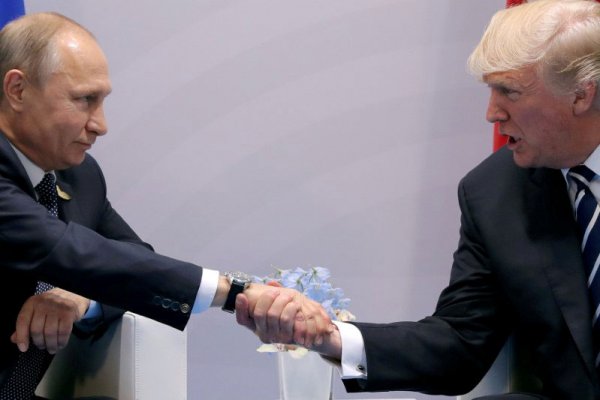 Vladimir Putina y Donald Trump se estrechan la mano en Hambrugo, Alemania (2017). Foto Reuters.
