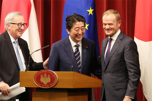 Jean-Claude Juncker, Shinzo Abe y Donald Tusk. Reuters