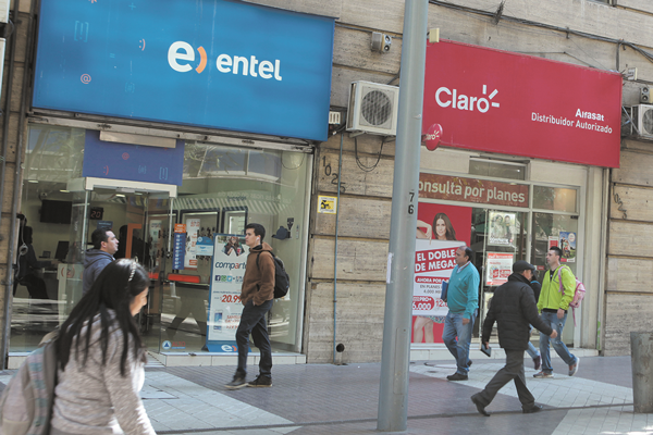 Entel y Claro llevan pugna por el 5G a tribunales: firma de los Hurtado advierte deterioro en el servicio