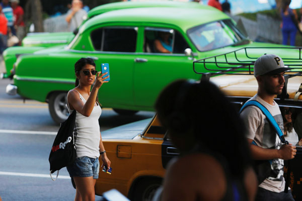 Cuba da luz verde al internet móvil
