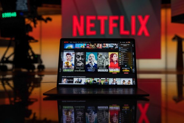 Acciones de Netflix se hunden 5% en Wall Street